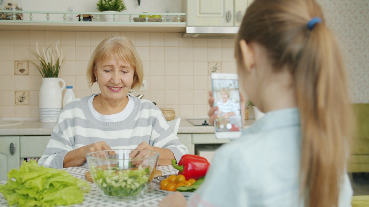 Seniori învățând despre nutriție echilibrată la atelier